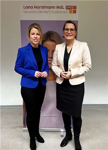 Die heimische Landtagsabgeordnete Lana Horstmann und die rheinlandpfälzische Bildungsministerin Dr. Stefanie Hubig tauschten sich intensiv mit den Vertreterinnen und Vertretern der Schulen aus dem Kreis Neuwied, aus. Foto: Sebastian Lück