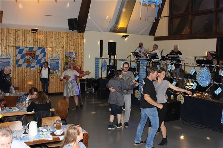 Die heimische Mundartgruppe „Streuobst“ sorgte mit ihrer Musik für die entsprechende gute Feierlaune. Fotos: Werner Krupp