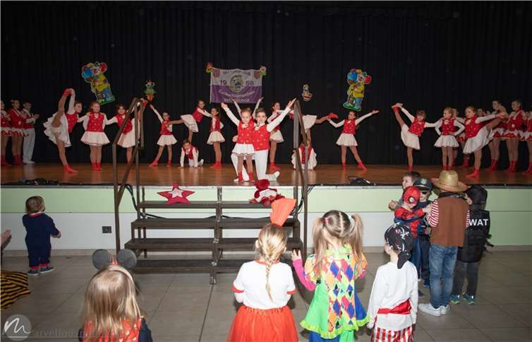 Die heimischen Rot-Weißen Corps präsentierten sich stolz.  Foto: Martin Hankel