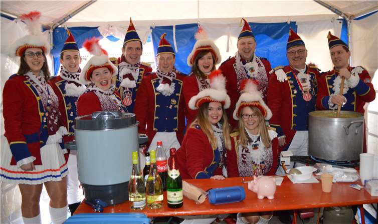 Die heiße Erbsensuppe und die gut gekühlten Getränke sind für den Biwak angerichtet.Foto: -AB-