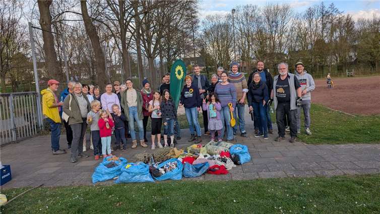 Die helfenden Hände beim Sauberzaubertag in der Swistbachaue.  Foto: privat