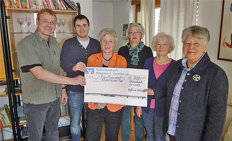 Die helfenden Hände mit Marlies Jaschob, Susanna Hoppe, Ursula von Sternegg, Mechthild Sehrt sowie Max Walk und Georg Schroeter vom Abenteuer-Pur-Vorstand. privat