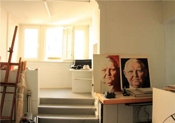 Die hellen Atelierräume würde zunächst niemand in dem massiven Bauwerk vermuten.