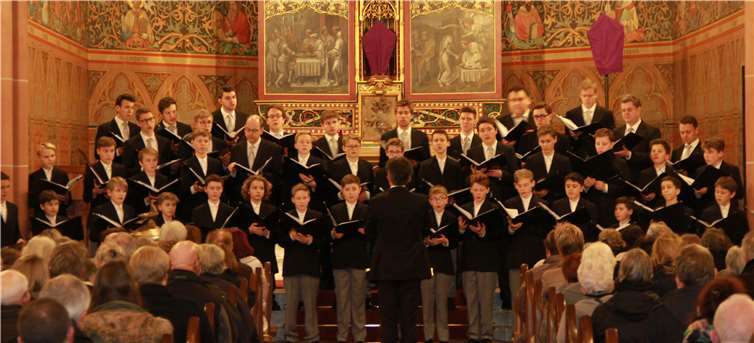 Die hellen, kraftvollen Stimmen kamen in der gut besuchten Kath. St. Martinskirche voll zur Geltung. MFU