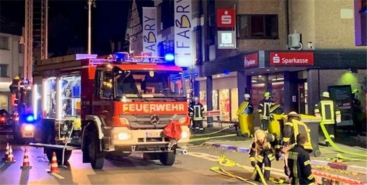 Die herbeigeeilten Kräfte aus Quiddelbach und Wimbach integrierten sich ohne Probleme und stellten zwei weitere Atemschutztrupps.