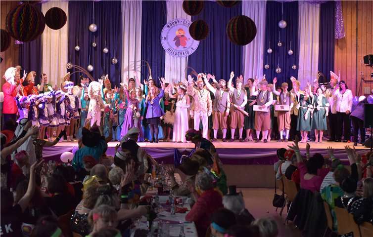 Die herbeigeeilten Tollitäten bekamen reichlich Applaus vom Möhnenpublikum. Fotos: privat