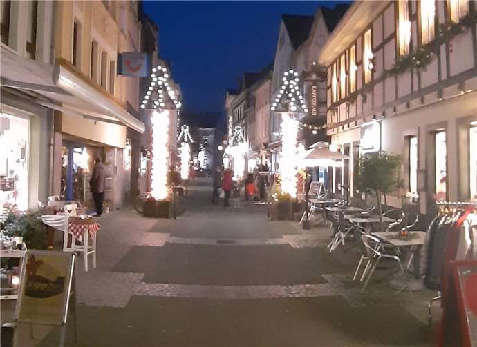 Die herrlich erleuchtete Marktstraße.