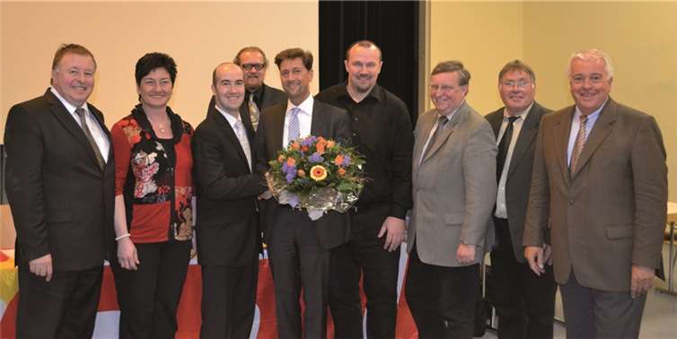Die herzlichsten Glückwünsche an Detlef Odenkirchen kamen (v. l. n. r.) von Landrat Dr. Jürgen Pföhler, Petra Schneider, Tino Hackenbruch, Karl-Peter Gerigk, Stefan Schiele, Karl-Heinz Sundheimer, Werner Gail und Guido Ernst.