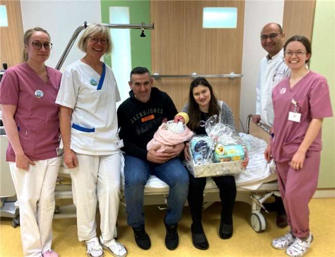 Die herzlichsten Glückwünsche für das Neujahrsbaby Anastasia aus Mayen überbrachten (von links) die Gesundheits- und Krankenpflegerinnen Nadine Baltes und Renate Bell, Frauenarzt Ajmal Omar und Hebamme Jasmine Gashke.