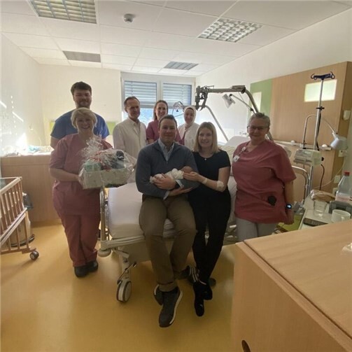 Die herzlichsten Glückwünsche für das Neujahrsbaby Leo überbrachten Vertreter der Ärzteschaft, der Hebammen und der Pflegekräfte des St. Elisabeth Mayen. Mama Miriam und Papa Matthias freuten sich sehr. Foto: GK-Mittelrhein/Elvira Hoffmanns