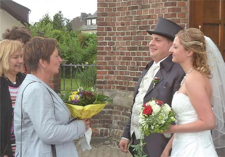 Die herzlichsten Glückwünsche wurden dem frisch vermählten Paar überbracht.