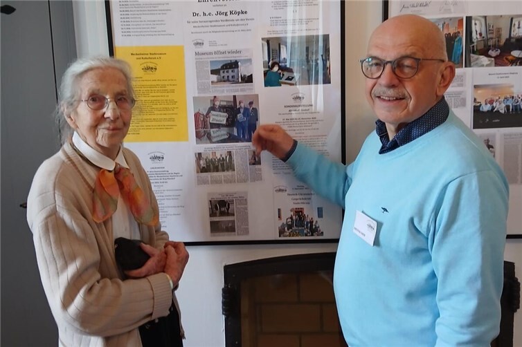 Die heutige Ehrenbürgerin Erika Meyer zu Drewer war eins der Gründungsmitglieder des Vereins Meckenheimer Stadtmuseum und Kulturforum – und auch der erste Gast, den Vorsitzender Dieter Ohm zur Vernissage begrüßen durfte.
