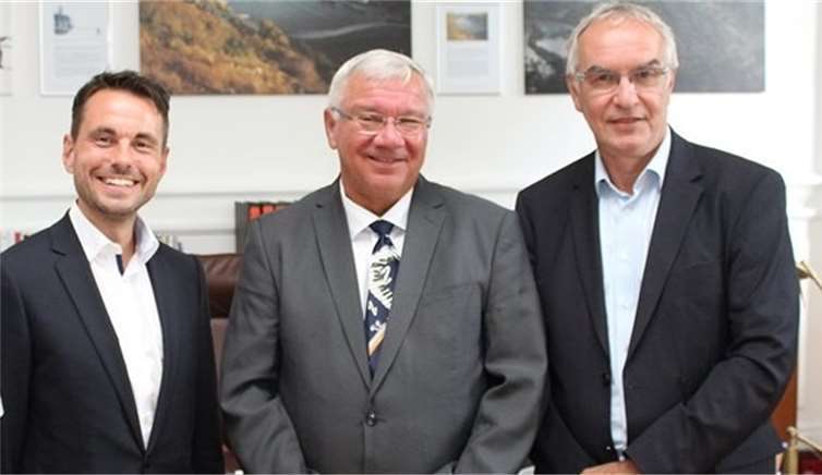 Entscheidung fällt zwischen Langner und Flöck Die heutige Wahl um die Nachfolge im Amt von Oberbürgermeister Prof. Dr. Hofmann-Göttig (Mitte) entscheidet sich erst in einer Stichwahl zwischen den beiden unabhängigen Kandidaten David Langner (l.) und Bert Flöck (r.). Foto: Archiv/Stadt Koblenz