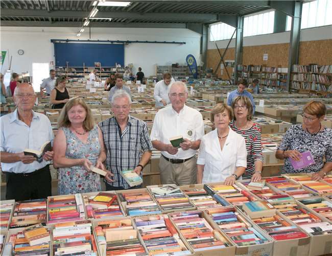 Erlöse dienen der Förderung sozialer und kultureller Einrichtungen Die heutigen Aktiven des Bücherbasars. Auchnach 20 Jahren immer noch „mittendrin“ Friedrich „Friedel“ Bous. Foto: WE