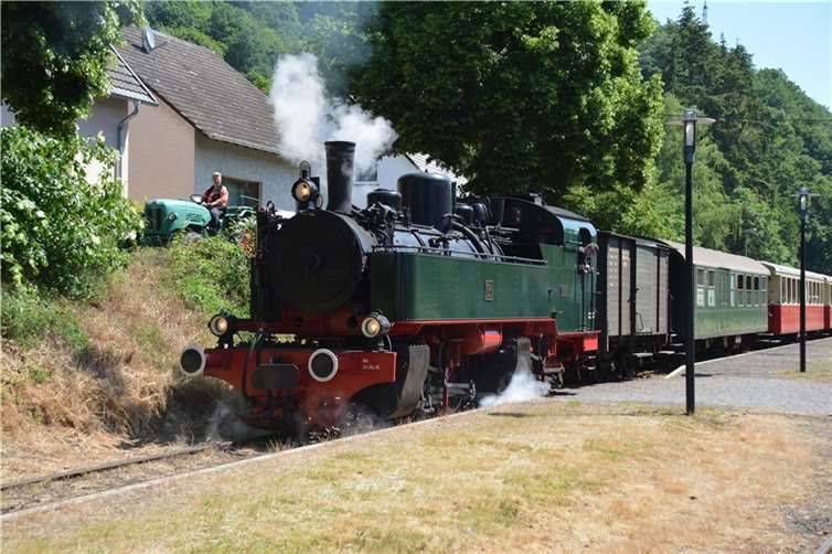 Die historische Dampflok „11sm“ mit dem „Vulkan-Expreß“ abfahrbereit im Bahnhof Burgbrohl. Stefan Gabelt