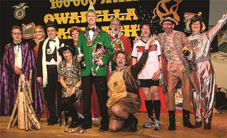 Die historische Narrenschau des Elferrates und die 100.000jährige Oberfeller Faasenachtskultur brachten eine Bombenstimmung in den Saal.EP