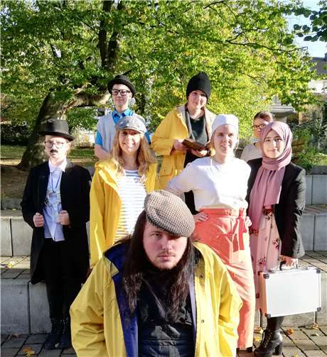 Die hoch motivierte und sehr engagierte achtköpfige Schauspielgruppe der „Zweiten Heimat“ inszenierte ein spannendes Spiel. Foto: privat