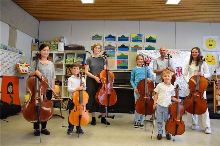 Die hochmotivierten Cello-SchülerInnen mit ihrer Lehrerin Mizuki Ideue(v.links) Mizuki Ideue, Elias Michel, Magdalena Schönig, Marlene Albert, Burkhard Mosen, Raphael Völkel und Annika Schäfgen. Foto: U. Buchmann