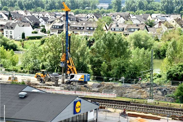 Die hochwasserfreie Anbindung von Niederwerth Foto beginnt an der B42 nördlich von Lidl.