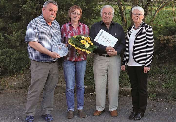 Die höchste Auszeichnung, den Ehrenteller, aus der Hand vom Vorsitzenden Detlef Goebel (li.) und seiner Stellvertreterin Sigrid Seulen (re.) erhielt Dagmar Klöppel. Seit 40 Jahren spielt Willi Korden mit Erfolg Tischtennis und Tennis.