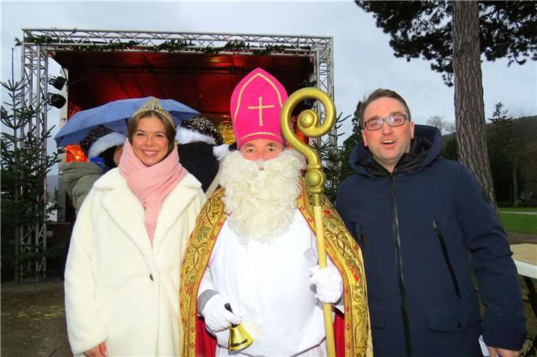 Die höchsten Repäsentanten des Weihnachtmarktes: Brunnenkönigin Corinna I., der Heilige Nikolaus, Bürgermeister Marcel Caspers. Fotos: AKR