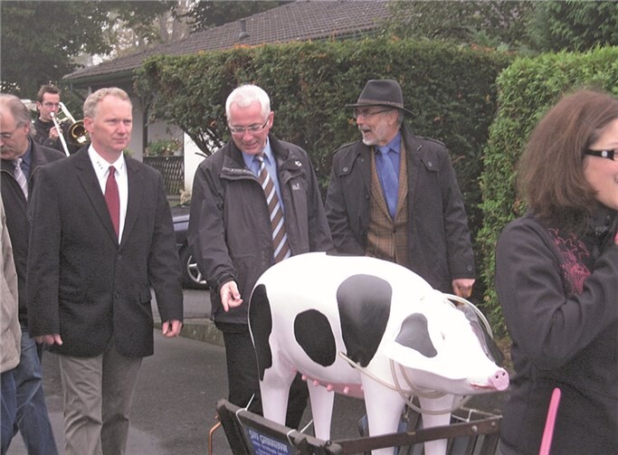 Die „hölzerne Muck“, aus dem Jahr 1948, führt wie immer den Umzug an, gefolgt von Volker Mendel, Bürgermeister der Verbandsgemeinde Puderbach, und den restlichen Umzugsteilnehmern. privat