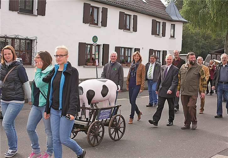 Die hölzerne Muck wird durchs Dorf getrieben.WT