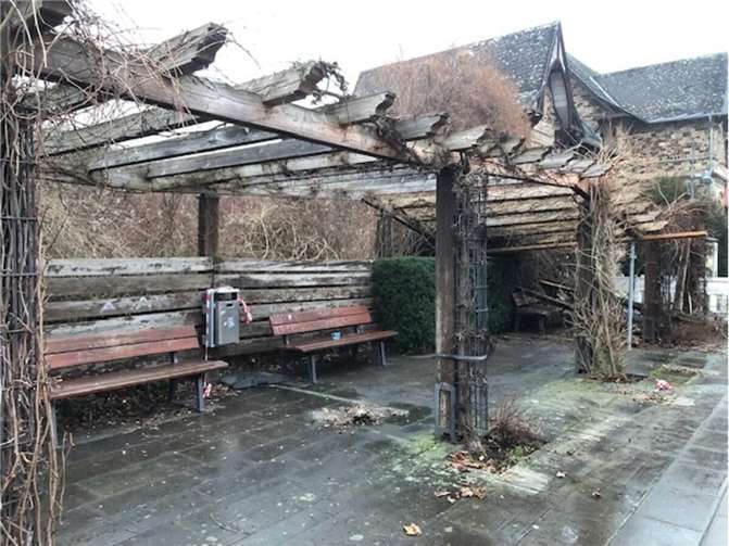 Die hölzerne Pergola stellt ein potentielles Sicherheitsrisiko dar. Foto: Betriebshof