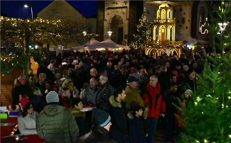 Die hölzerne Pyramide war der Eyecatcher auf dem Weißenthurmer Weihnachtsmarkt. Dort verkaufte der Jedöhnsrat Getränke. HEP