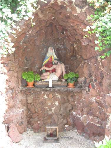 121 Jahre Lourdes Grotte Die hübsch ausgearbeitete Pieta „Schmerzhafte Gottesmutter“.
