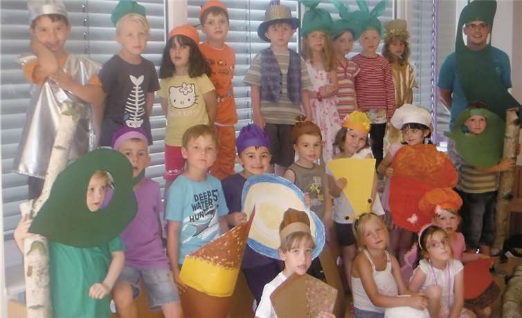 Die hübschen Kostüme wurden von den Kindern selbst gestaltet.  privat