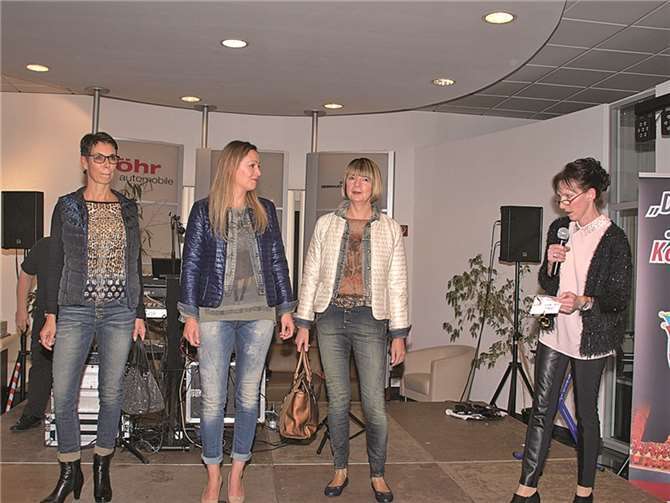 Die hübschen Models Tina, Nadine und Barbara (v.l.) präsentierten topaktuelle Mode aus dem Hause „Trendboutique Wolle & mehr“ vom Asterstein auf dem „Laufsteg“ und auf der Bühne bei der 1.Koblenzer Ladies Fashion Night im Autohaus Löhr Automobile Toyota.US
