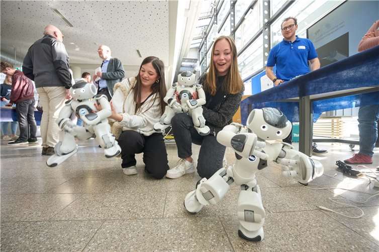 Die humanoiden Roboter entspannten beim Tai Chi.  Foto: Hochschule Koblenz/Frey