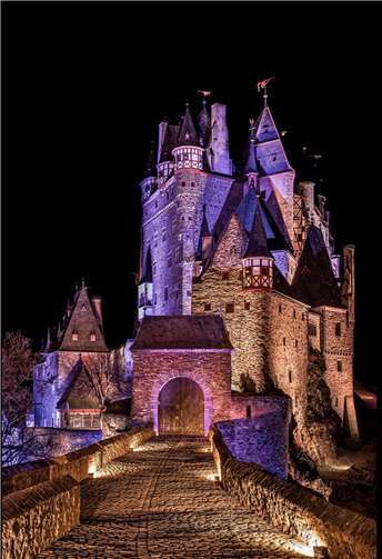 Die illuminierte Burg Eltz.  Foto: BAUMANN FOTOGRAFIE