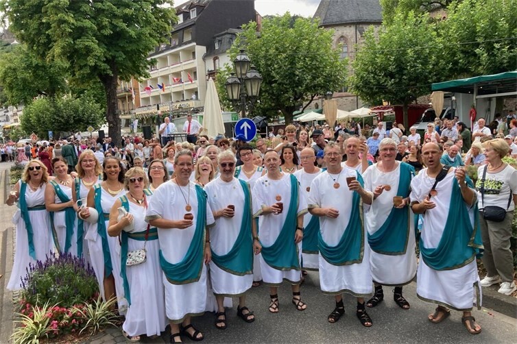 Die illustre Riege der Weinrömerinnen und Weinrömer nimmt alljährlich beim Weinfestumzug durch Cochem mit Freude teil.