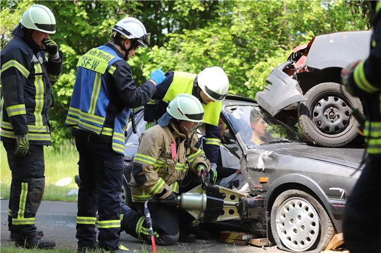 Die im Auto eingeklemmten Personen wurden durch die Feuerwehr befreit.