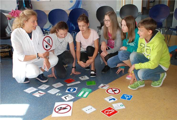 Die im Bus vorhandenen Piktogramme werden erklärt.