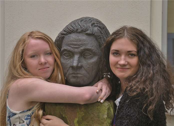 Die im Hof des MBH befindliche Büste des großen Komponisten wird von zwei Schülerinnen innig umarmt.
