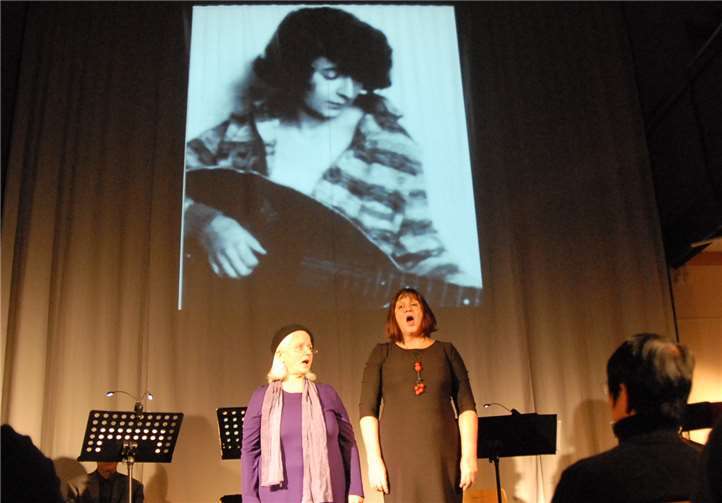 Die im KZ Auschwitz ermordete Jüdin Ilse Weber hat mit ihrem „Emigrantenlied“ eine Möglichkeit zum Umgang mit den schrecklichen Ereignissen der Nazizeit gefunden. So endete der sehr bewegende Abend im Alten Bahnhof von Puderbach mit einem Hoffnungsschimmer.