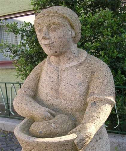 Die im Sommer 2008 aufgestellte Skulptur „Koisdorfer Käskömpche“. Foto: privat