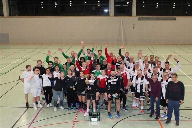 Die im TV Mülheim als „Ditsch-Club“ genannten Faustballer nahmen zum ersten Mal mit gleich zwei Mannschaften an der Koblenzer Stadtmeisterschaft teil. Foto: privat