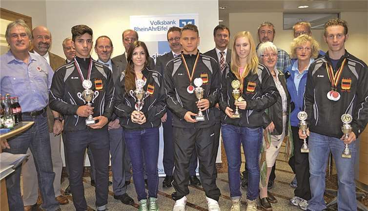 Die im wahrsten Sinne ausgezeichneten Sportler des TV Remagen bei der Ehrung.AB