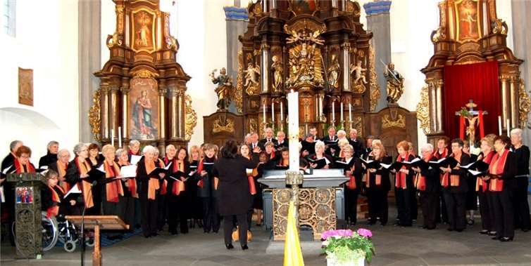 Die imposante Sängerschar, bestehend aus Mitgliedern der Cäcilien-Chöre von St. Maria Himmelfahrt in Bad Breisig und St. Peter in Sinzig, beeindruckte mit einer großen Bandbreite geistlicher Musik.  FA