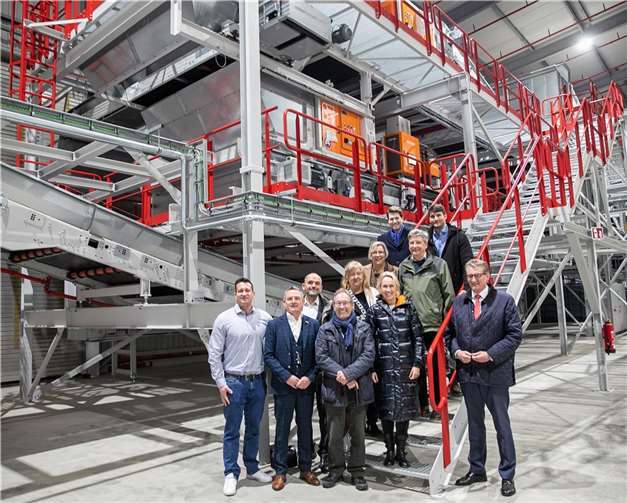 Die imposante Sortieranlage der Firma HC Plastics GmbH auf dem Gelände der Entsorgungsfirma Hündgen Entsorgungs GmbH & Co. KG in Ollheim wurde feierlich eingeweiht.  Foto: Volker Jost