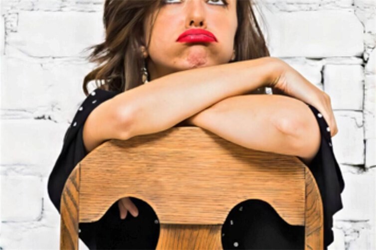 Die in Cochem lebende Kabarettistin und Musikerin Anna Piechotta will ihr Publikum mit ihrem Programm „Zu viel Emotionen“ zum Lachen und Nachdenken anregen.