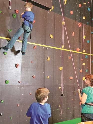 Die in Eigenleistung und mit Spenden finanzierte Kletterwand erfreute ich großer Beliebtheit. PSM