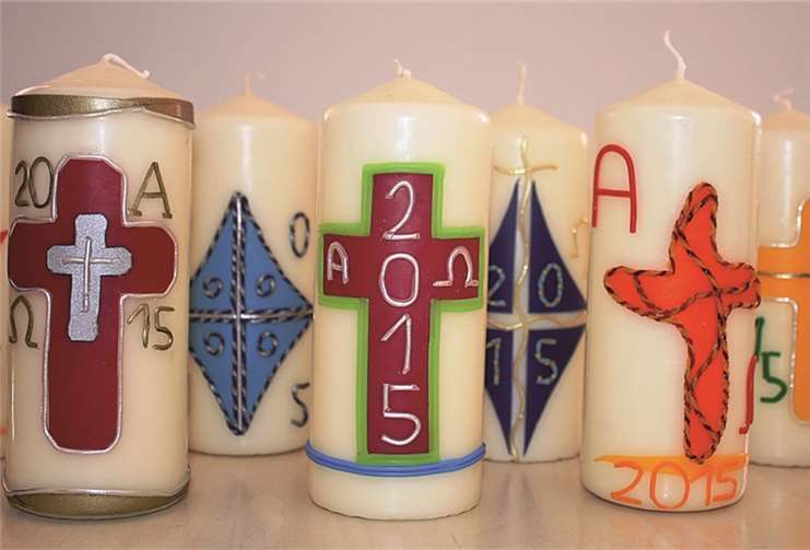 Die in Handarbeit gefertigten Osterkerzen werden an vier Tagen nach der Messe und im Pastoralbüro verkauft. privat