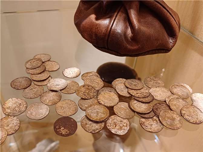 Die in Montabaur gefundenen Silbermünzen bereichern derzeit die Dauerausstellung des Landschaftsmuseums. Foto: Landschaftsmuseum / Dr. Moritz Jungbluth