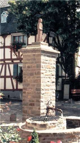 Die in die Jahre gekommene Barbara auf dem Scheurener Dorfbrunnen soll nun durch eine neue Figur ersetzt werden.  Foto: privat