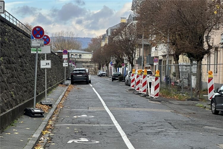 Die in die Jahre gekommene Straße wird im kommenden Jahr vollständig erneuert – technisch wie gestalterisch.Foto: Ulf Steffenfauseweh